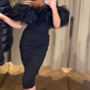 & Other Stories klänning - Köpt på & Other stories för 1950kr Endast använd en gång på företagsmiddag