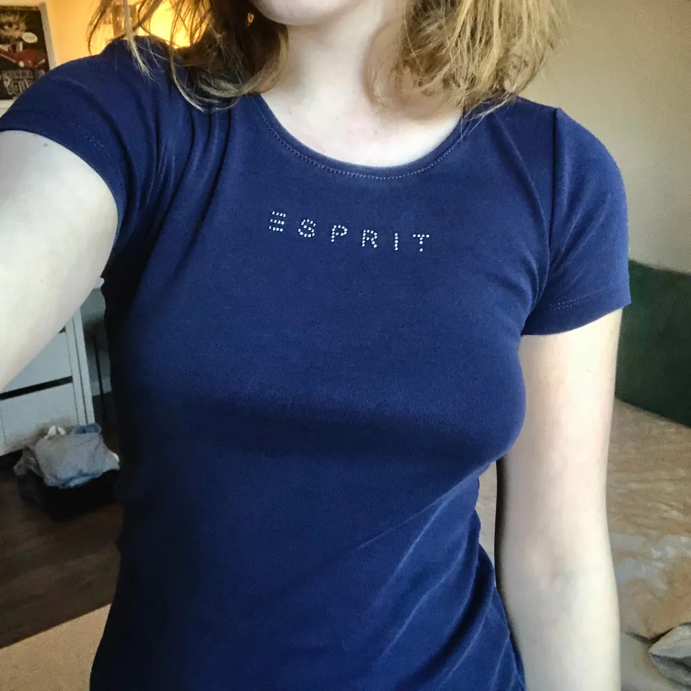En mörkblå t-shirt från Esprit med fina diamant detaljer. Tröjan har mycket stretch och är utav fint skick! Däremot saknas en diamant  på bokstaven ”T”✨💗. T-shirts.