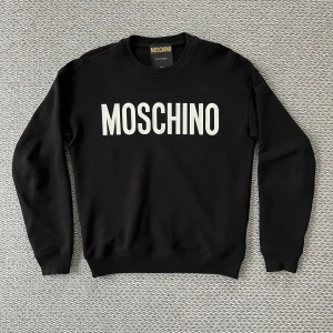 Moschino tröja  - Moschino sweatshirt. Nypris ca 3000kr.  Nyskick, sparsamt använd. Inga anmärkningar eller slitage. Priset inte huggit i sten så kom gärna med prisförslag! Kontakta mig vid frågor och funderingar. 