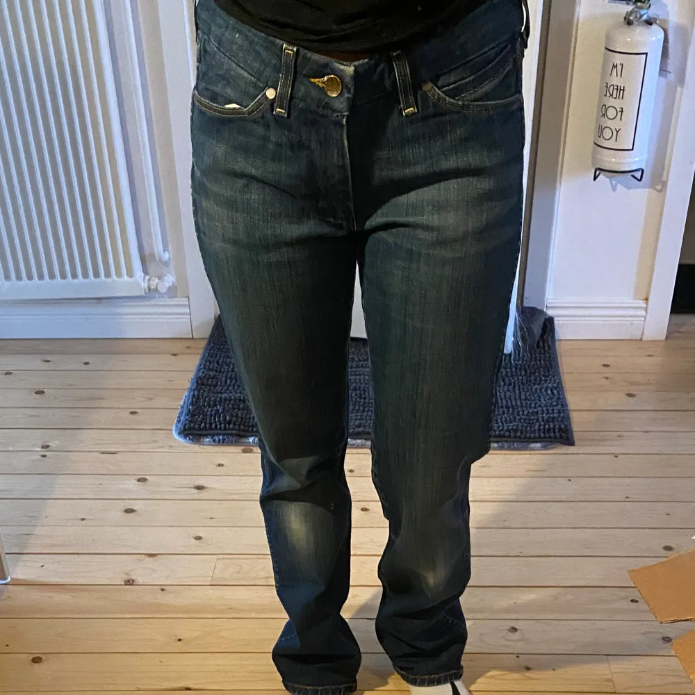 Snygga wrangler jeans W30 L32. Säljer pg av den inte passar mig. Innerbenslängd 70cm, ytterlängd 90cm. Min kompis är 155cm  . Jeans & Byxor.