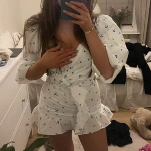Adoore klänning😍 - Jättefin klänning från adoore perfekt till sommaren😍 Den var tyvärr för liten på mig och är väldigt liten i storlek, lånad bild från förra ägaren