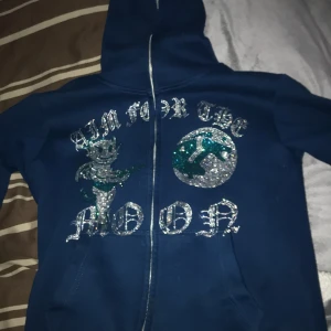 Aim for the moon rhinestone - Säljer nu min aim for the moon rhinestone tröja då den inte används. Storlek S lite flockig men går lätt bort med flockbortagning, en pärla borta men kom pm vid intresse 