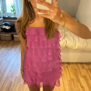 Lila volangklänning  - Jättefin lilarosa volangklänning som glittrar !! Från VILA 🩷passar xs-s