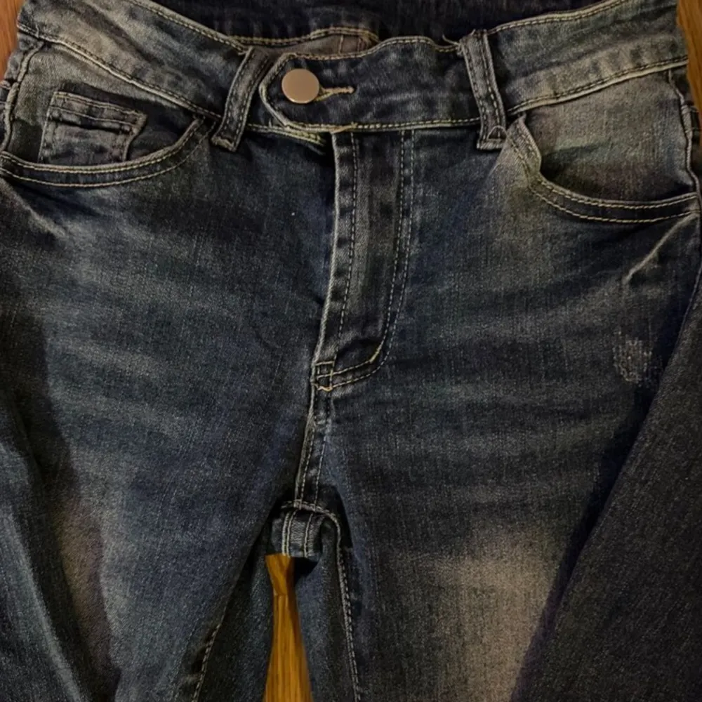 Jätte fina low jeans (blåa). Jeans & Byxor.