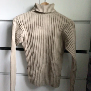 Beige stickad tröja - Långärmad beige/brun stickad tröja med turtleneck