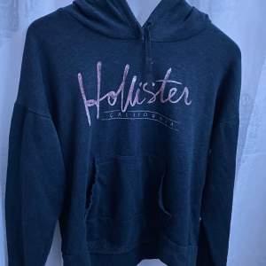 Hollister hoodie i färgen mörkblå/svart, använda men inga fläckar eller hål, i stolek m men passar s också🤍super skönt matrial, pris:200kr kom privat för mer info osv🤍🤍