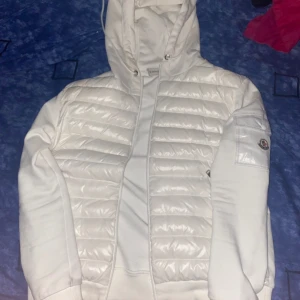 MONCLER GALION SHORT DOWN JACKET - Jag fick den i present men passar inte mig därför vill jag sälja den.