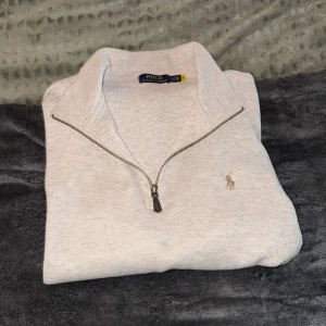 Polo Ralph Lauren half zip - Säljer en Polo Ralph Lauren half zip i färgen beige! Väldigt bra skick. Pris kan diskuteras vid snabb affär, hör av er vid frågor. Nypris ca 2000