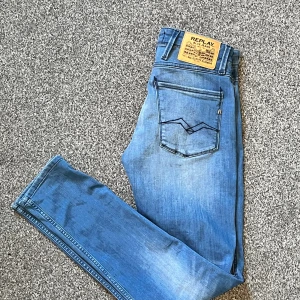 Replay anbass  - Tjena! Säljer nu mina riktigt feta Replay jeans som tyvärr var för små. Skick 10/10!!! Helt nya. Kan diskutera pris vid snabb och smidig affär. Hör av dig vid frågor!!