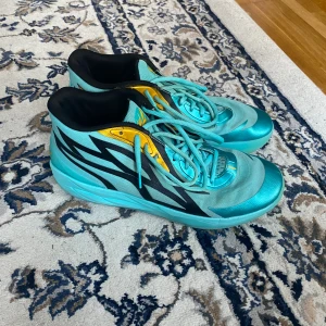 Lamelo Ball MB.2 - 600kr - Säljer mina Lamelo MB.2 skor för att dem inte passar längre, använt dem kanske 10-15 gånger, greppet är fortfarande super bra och den har en liten skada på tyget. (kontakta för mer info).   OBS! Ingen sula finns i skon då jag har tagit ur dem.