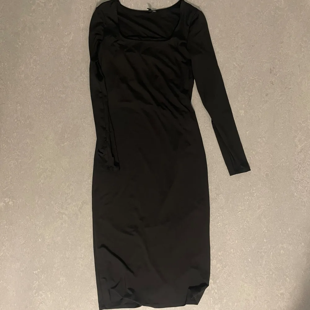 Ungefär knä-lång svart klänning. Säljs för 40kr + frakt . Klänningar.