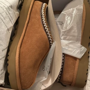 Uggs tasman - Helt oanvända. Storlek 39. Lite små i storleken så passar 38/38.5. Otroligt fina och mysiga. Har även i svart & dessa kommer ej till användning så säljer dem <3 