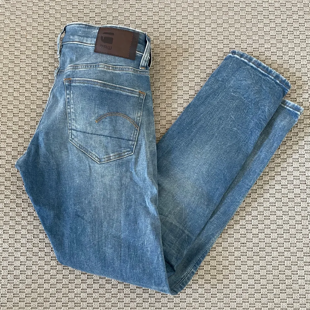 Tjena! Säljer nu dessa schyssta jeans från G star raw i fint skick | Modell: Skinny, liknar dondup george | Kom privat för frågor eller fler bilder 🙌. Jeans & Byxor.