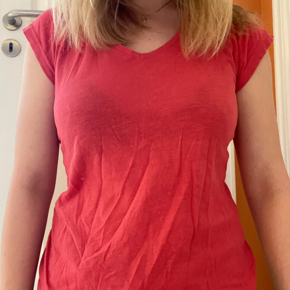 Fin röd t-shirt i bra skick, storlek S💜 Skriv vid frågor!🫶. T-shirts.