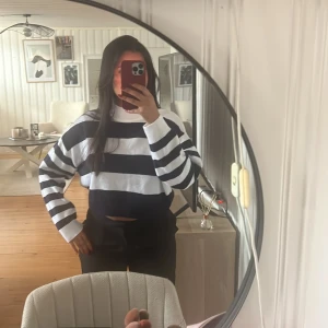 randig stickad tröja - Randig stickad tröja från hm Marinblå och vit 🫶🏽 Frakt tillkommer 