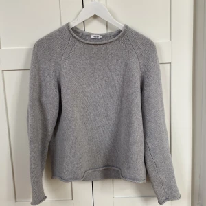 Filippa K stickad tröja - Mycket snålt använd stickad tröja från Filippa K i 70% ull och 30% kashmir 