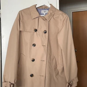 Kort trenchcoat  - Så så fin typ oanvänd trenchcoat!  Perfekt nu i vår 🫶🏼🌸🌼  Kan möta upp i Stockholm eller frakta Köpare står för frakt 💕
