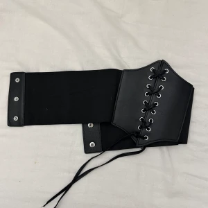 Korset  - Snygg accessoar korset från boohoo, aldrig kommit till användning. Snygg över tex en oversized tröja eller en tight topp.