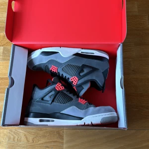 Jordan 4 infrared - Säljer dessa jordan 4s i mycket bra skick 9.5/10. De är i storlek 45.5. Hör av er om frågor!