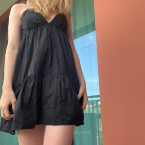 Klänning☀️ - Säljer den här otroligt fina zara klänningen som passar perfekt nu till i sommar☀️ Den säljs inte längre så passa på att köpa nu!💕