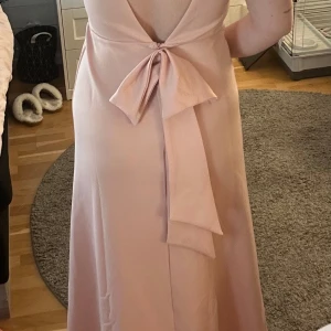 Balklänning - Balklänning från asos, helt oanvänd med lappar kvar, jag är 175cm för referens. 