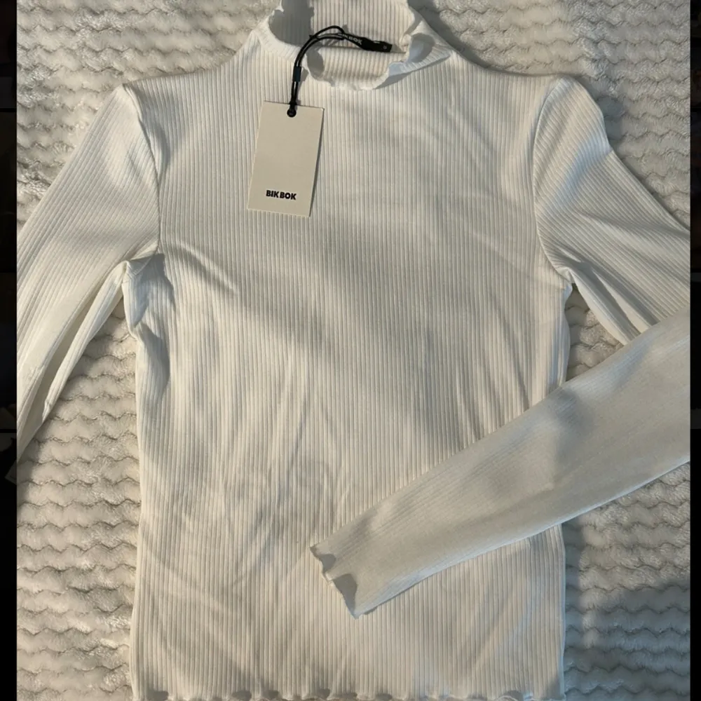 Oanvänd långärmad vit tröja med kort krage. Från Bikbok, oanvänd, med lappen kvar.. Tröjor & Koftor.