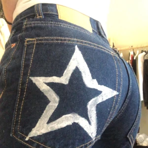 Y2k jeans - Jeans som jag målat på själv, utsvängda och rätt så små. Storlek 32 i jeans så xxs. Skickar gärna 