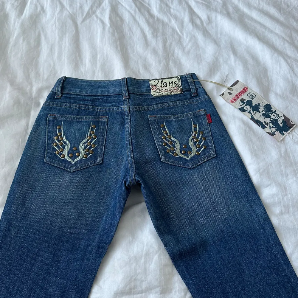 Vintage från CX-Croop jeans med lapp kvar! 🩷Massa fina detaljer både på bakfickorna, och i fram. Försmå så har ej bild på. Midja: 70cm o innerben: 81cm . Toppar.