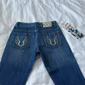 Vintage från CX-Croop jeans med lapp kvar! 🩷Massa fina detaljer både på bakfickorna, och i fram. Försmå så har ej bild på. Midja: 70cm o innerben: 81cm 