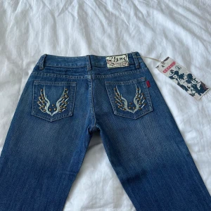 Lågmidjade bootcut jeans  - Vintage från CX-Croop jeans med lapp kvar! 🩷Massa fina detaljer både på bakfickorna, och i fram. Försmå så har ej bild på. Midja: 70cm o innerben: 81cm 