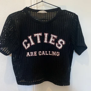 ”Genomskinlig” t-shirt - ”Hålig” t-shirt