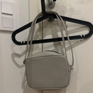 Grå väska - Grå axelremsväska, knappt använd