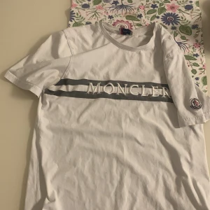 Helt ny monclear tröja - Helt ny fick den i present men den är för liten för mig