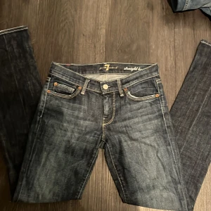 Low waist straight jeans - Dessa jeans är köpta secondhand för 200kr och är i modellen straight leg❤️ skriv privat för frågor❤️