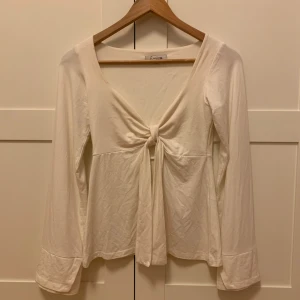 Design by si blus  - Super fin blus från design by si som är använd ett fåtal gånger. Säljs då den inte kommer till användning. Skriv privat ifall ni har frågor eller är intresserade💕