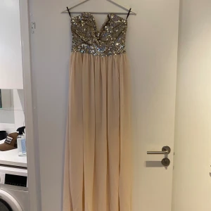 Balklänning med paljetter - Jättefin bondeauklänning i puderrosa/beige, perfekt som balklänning. Köpt från ASOS  Använd 1 gång Fler bilder kan skickas om så önskas