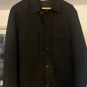 Zara overshirt - Svart zara overshirt storlek L. Skriv för fler bilder eller frågor. 