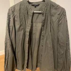 Blus - Säljer denna supersöta mörkgröna blus!💗