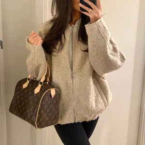 Beige vår jacka  - Jätte fin lite oversize jacka från zara i storlek xs som passar perfekt till våren 🤍