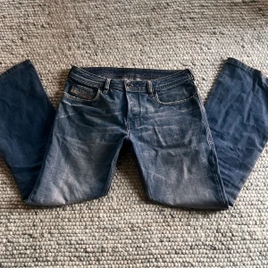 lågmidjade diesel jeans - jätte snygga vintage lågmidjade diesel jeans!! säljer pga it kommer t användning 