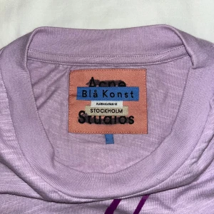 Acne Studios T-Shirt - Lila ish T-Shirt med tryck på Johnny Winter