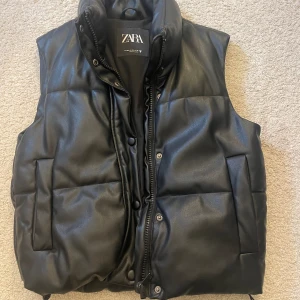 Zara väst - Väst från zara jätte fint skick, kommer aldrig till andvändning!