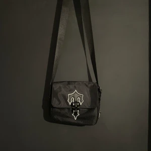 Trapstar väska - Säljer nu min riktigt feta trapstar väska Köpte den på plick för 1000kr och vill nu sälja den. Hör av er om ni har några frågor😀