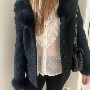 Jacka  - Superfin vår jacka. Helt oanvänd med prislappen kvar. Säger storlek M men sitter mer som en xs/s. Hör av er vid frågor💞💞