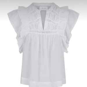 Neo noir blus - Jätte gullig blus från Neo Noir! I ny skick förrutom att lappen på insidan där märket står är lite lös, men såklart inget som syns när man har den på sig❣️andra bilden är min, skickar inga fler❤️‍🔥❤️‍🔥nypris är 600kr