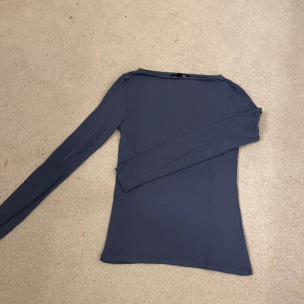 Blå långärmad tröja ifrån Lager 157 som har båthals. Den är i storlek Xs och knappast använd. Fint skick också!. Tröjor & Koftor.