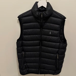 Ralph Lauren  - Helt ny Ralph Lauren väst, aldrig använd. Nypris 3000kr ungefär. Pris kan diskuteras vid snabb affär. Hör gärna av dig om du har en fråga.