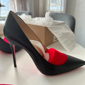 Christian Louboutin skor - Ett par helt oanvända  Christian Louboutin decolette 100 kid, storlek 37,5  Svart skinn. 2 dustbag, extra klackar original kartong och skoskydd. Köpt från Savannah på Östermalm.  7000 kronor