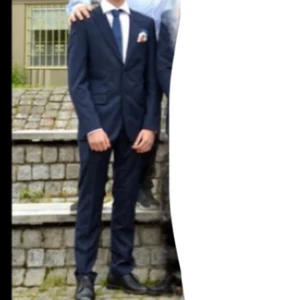 Bal Kostym Mörkblåa Slim Fit - Säljer min bal kostym som är helt fräsch och i bra skick. Använt endast en gång.  Byxan: 33/32 Kavajen: 46 Regular