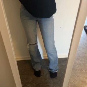 Blåa bootcut jeans - I gott skick, lite slitna där bak vid änden av foten. Håliga på ena benet, det är så modellen är. Kan skicka bild på det🤍